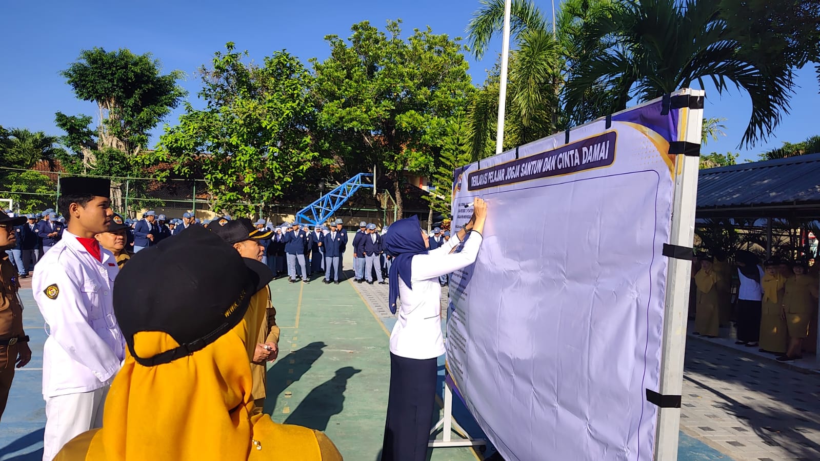Upacara Bendera dan Deklarasi “Pelajar Jogja Santun dan Cinta Damai” bersama Ketua Pengadilan Negeri Wonosari